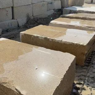 来宾 黄金麻方料堆场洗料分选中，原材料充足