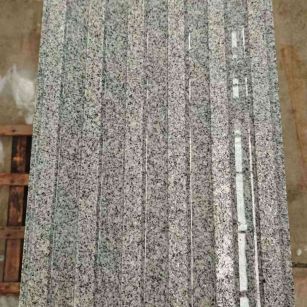 来宾 芝麻白花岗岩荔枝面雕刻盲道，盲条