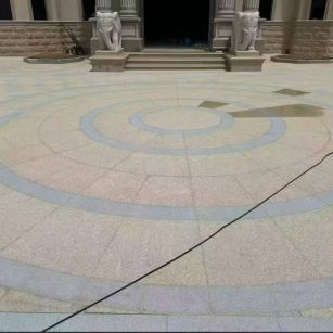 来宾 黄金麻芝麻灰花岗岩石材地铺拼接效果