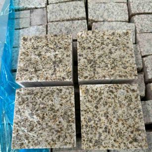 来宾 黄金麻花岗岩自然面小方块，弹石，马蹄石等