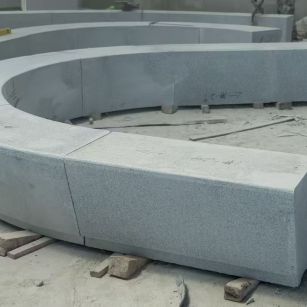 来宾 芝麻白花岗岩光面弧形坐凳