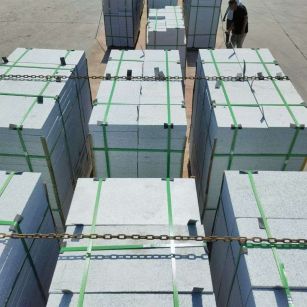 来宾 芝麻白花岗岩5公分地铺石 花岗岩厂家工厂装车日常