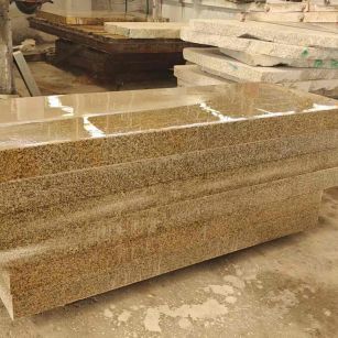 来宾 黄金麻栏杆料半成品加工中