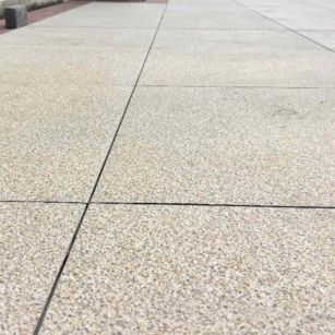 来宾 黄金麻花岗岩石板材荔枝面地面铺装效果