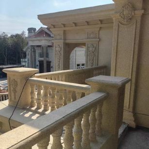 来宾 黄金麻别墅外墙干挂雕花配合阳台栏杆花瓶柱