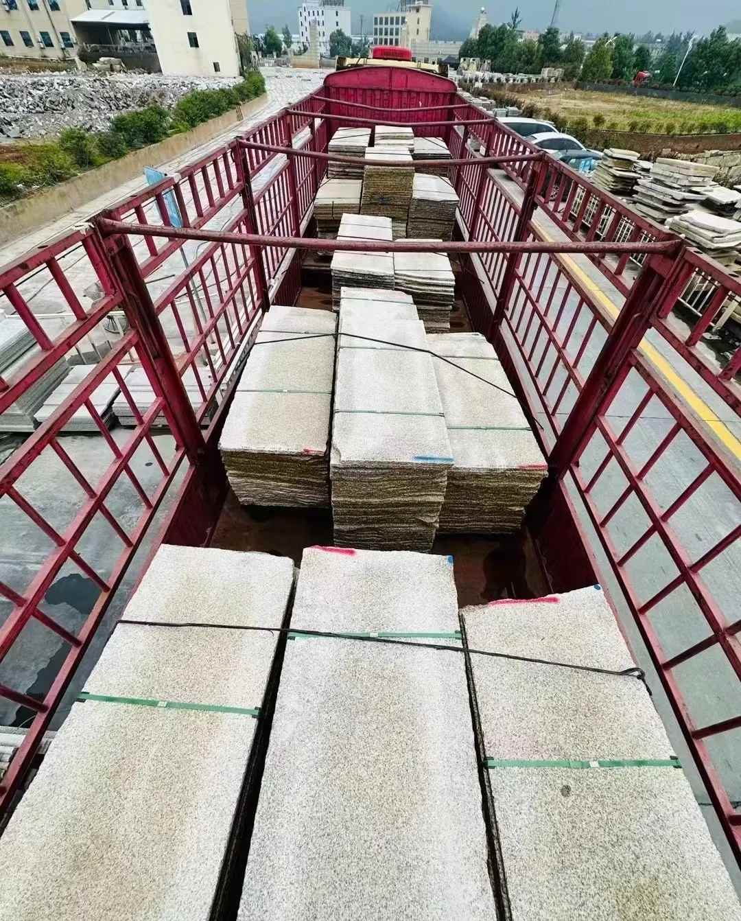 来宾 黄金麻花岗岩荔枝面，光面毛板装车完成