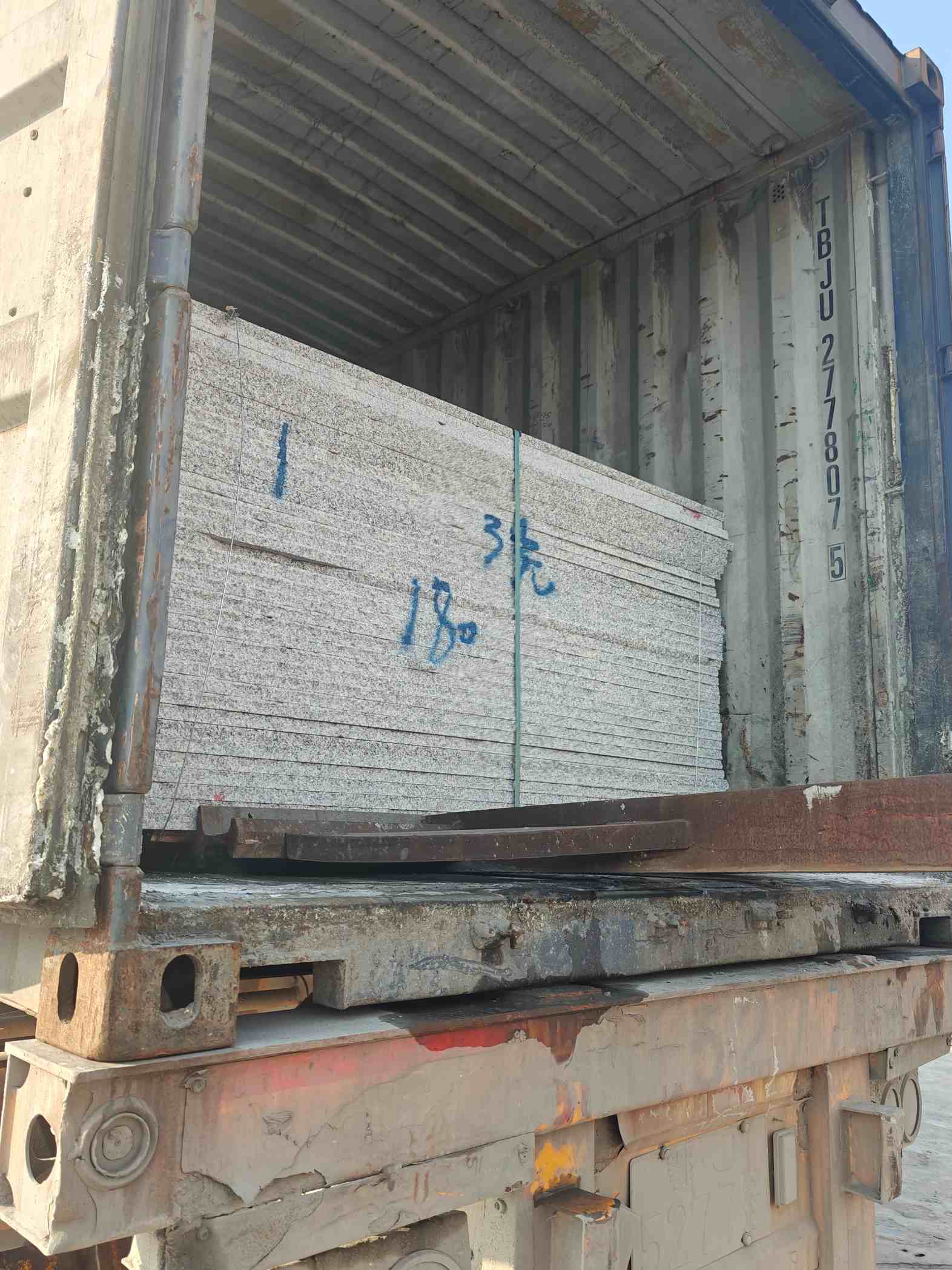 来宾 芝麻白花岗岩石材3.0公分光面毛板装柜出货