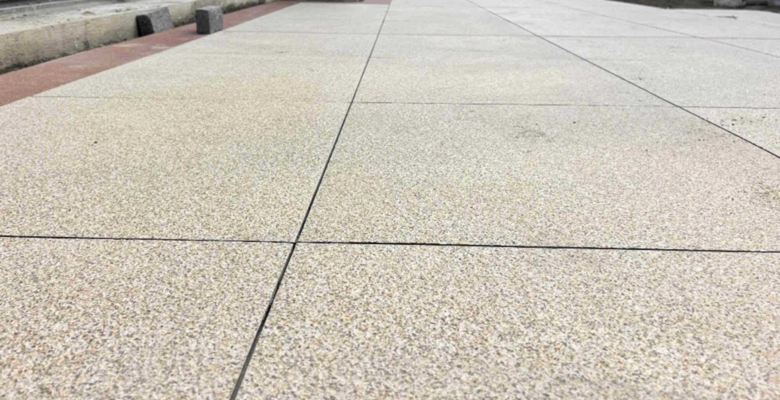 来宾 黄金麻花岗岩石板材荔枝面地面铺装效果