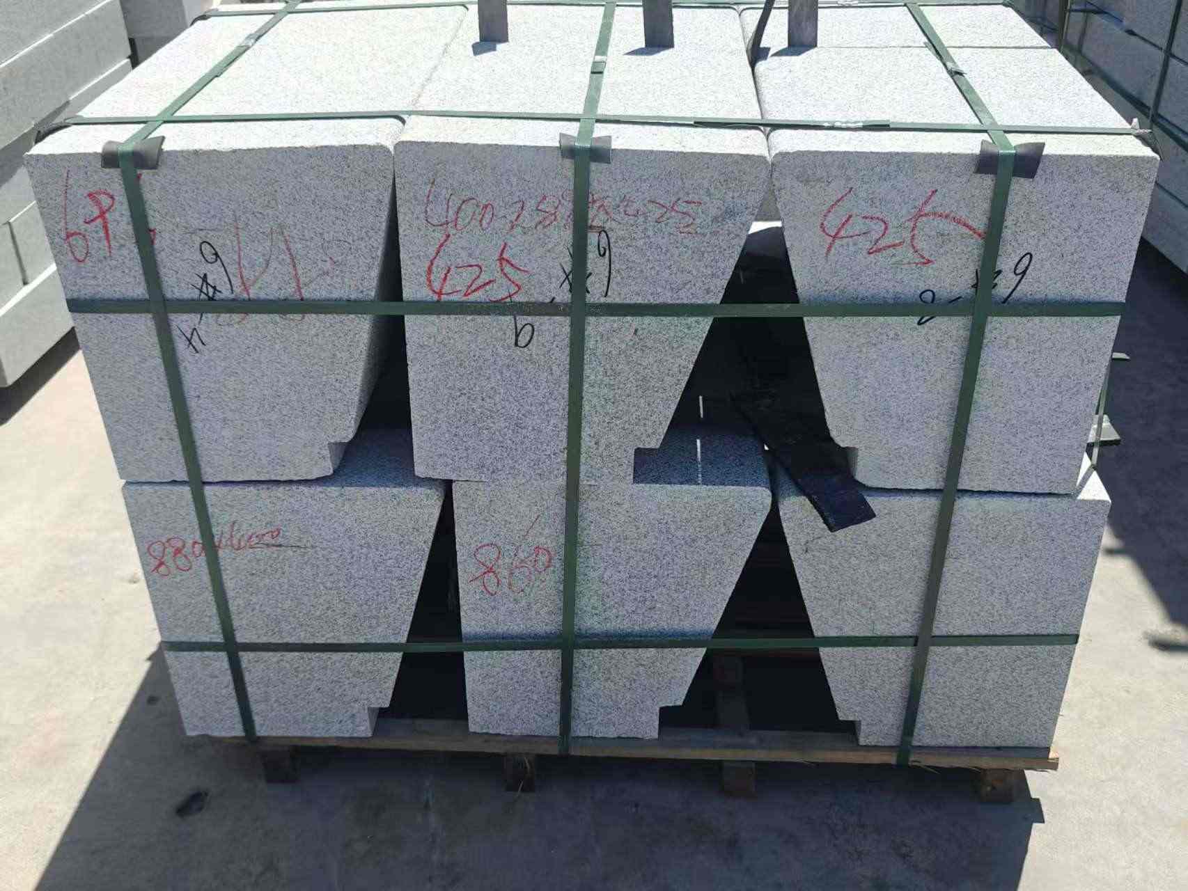 来宾 芝麻白异形坐凳，石凳