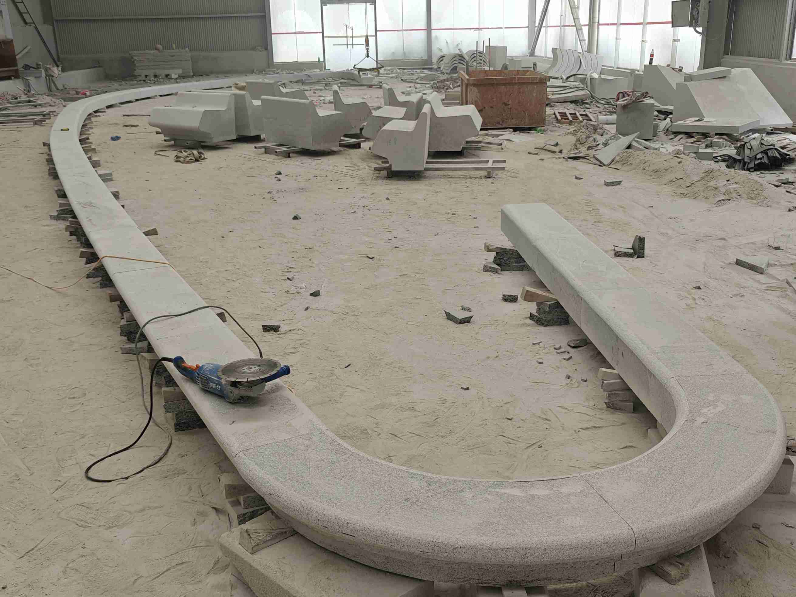 来宾 芝麻白花岗岩弧形花坛石，坐凳石