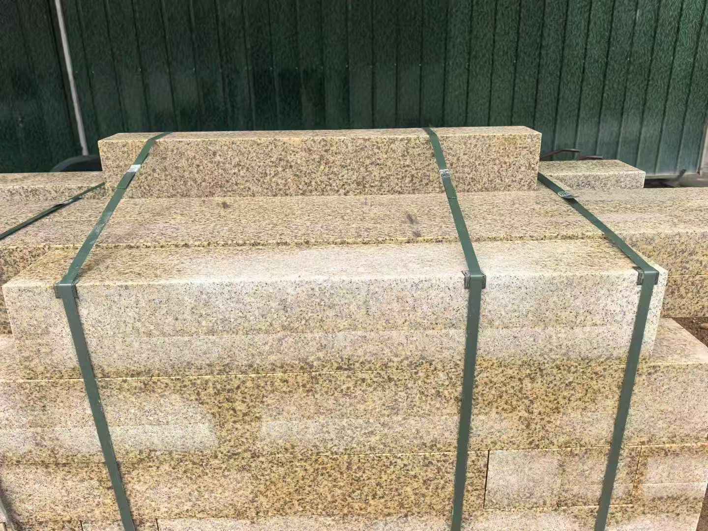 来宾 黄金麻花岗岩石材机切面栏杆料半成品