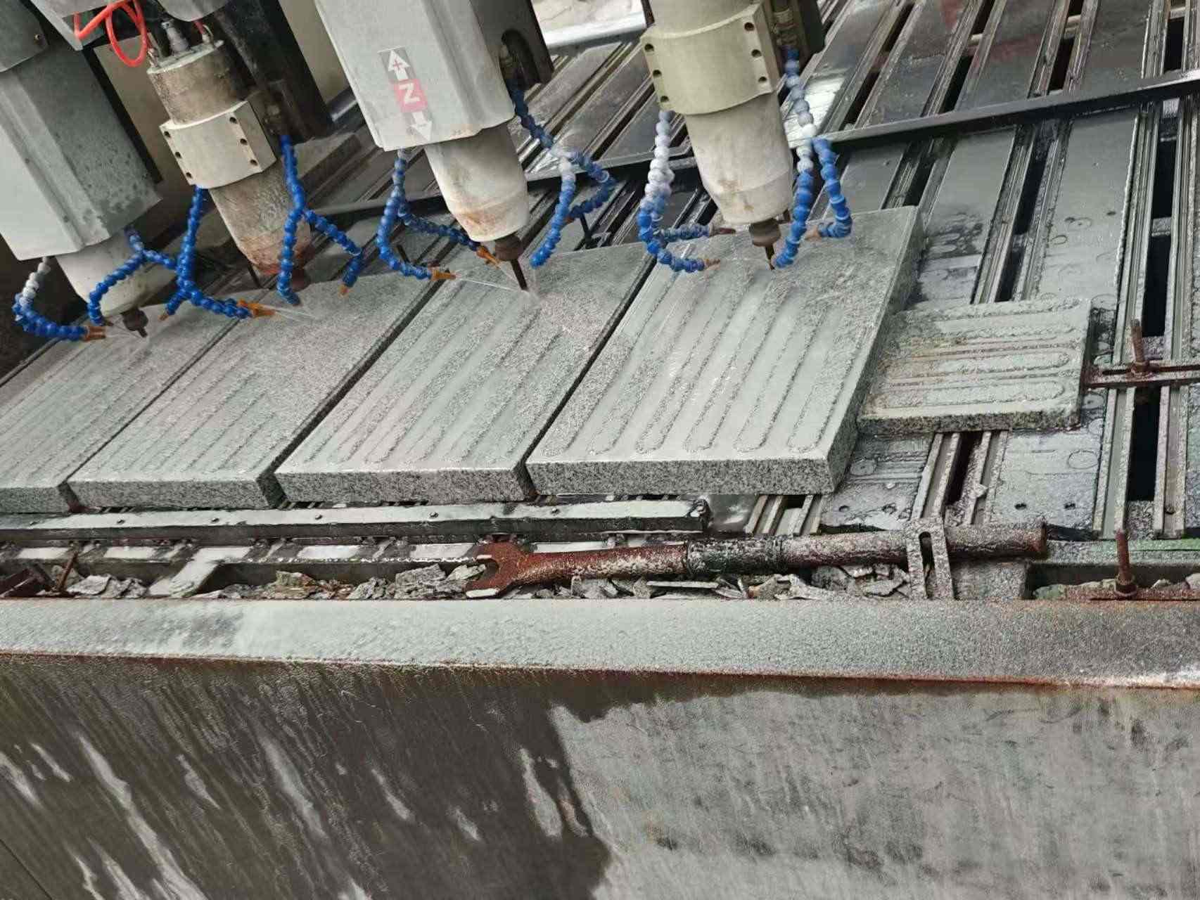 来宾 芝麻白花岗岩荔枝面盲道雕刻