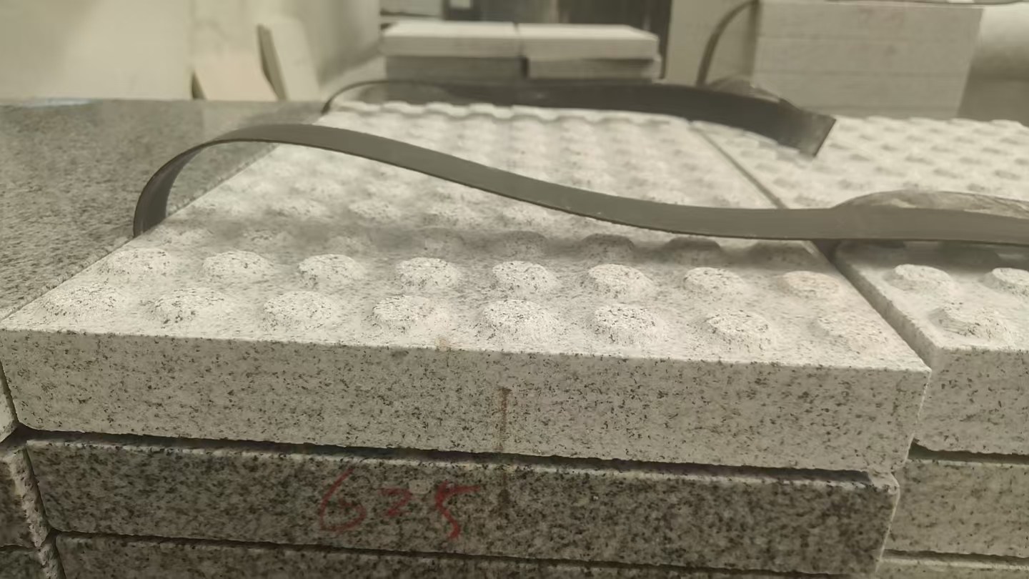 来宾 芝麻白花岗岩6.0公分荔枝面五轴加工雕刻盲点