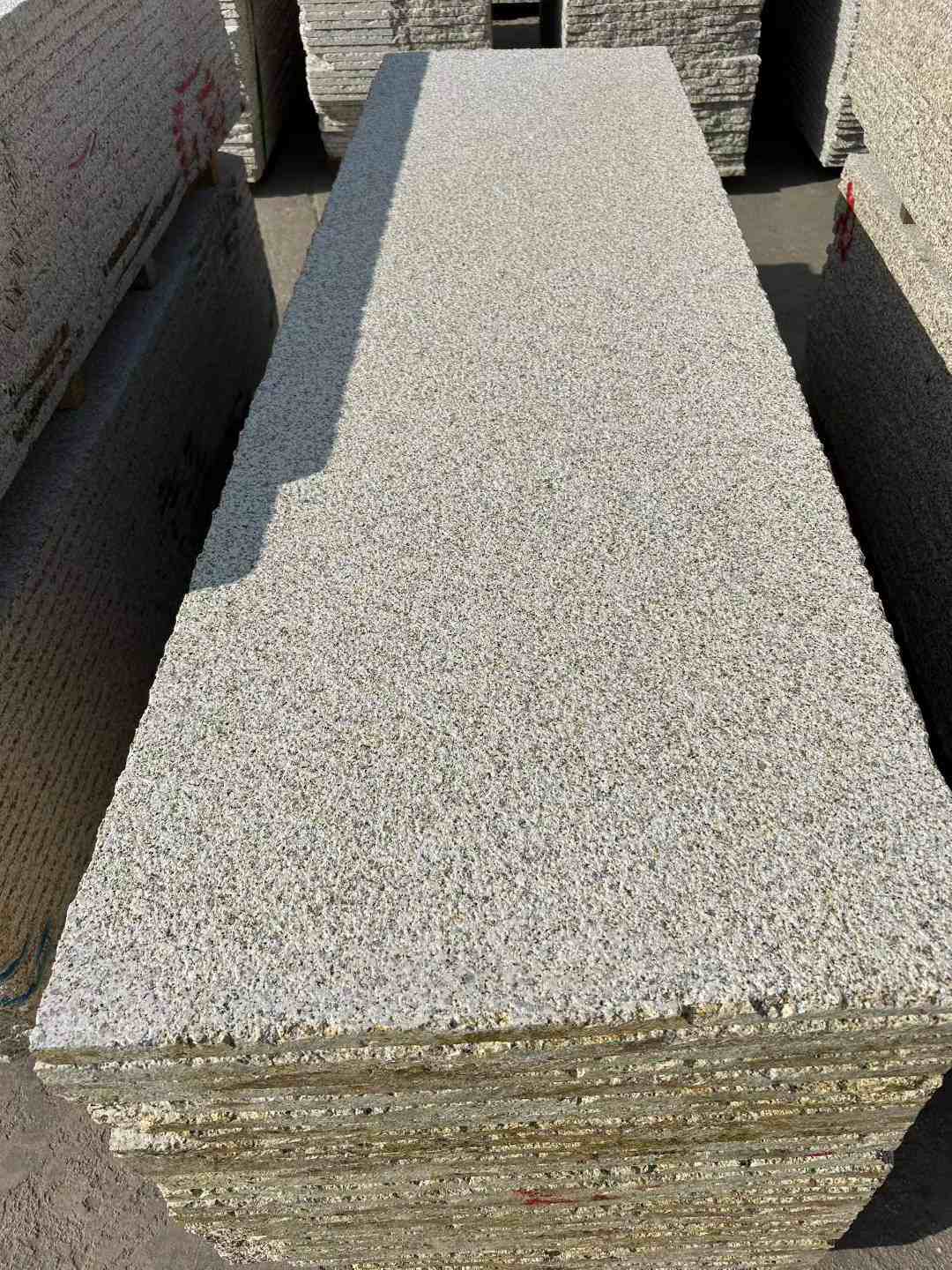 来宾 黄金麻花岗岩荔枝面毛板，半成品