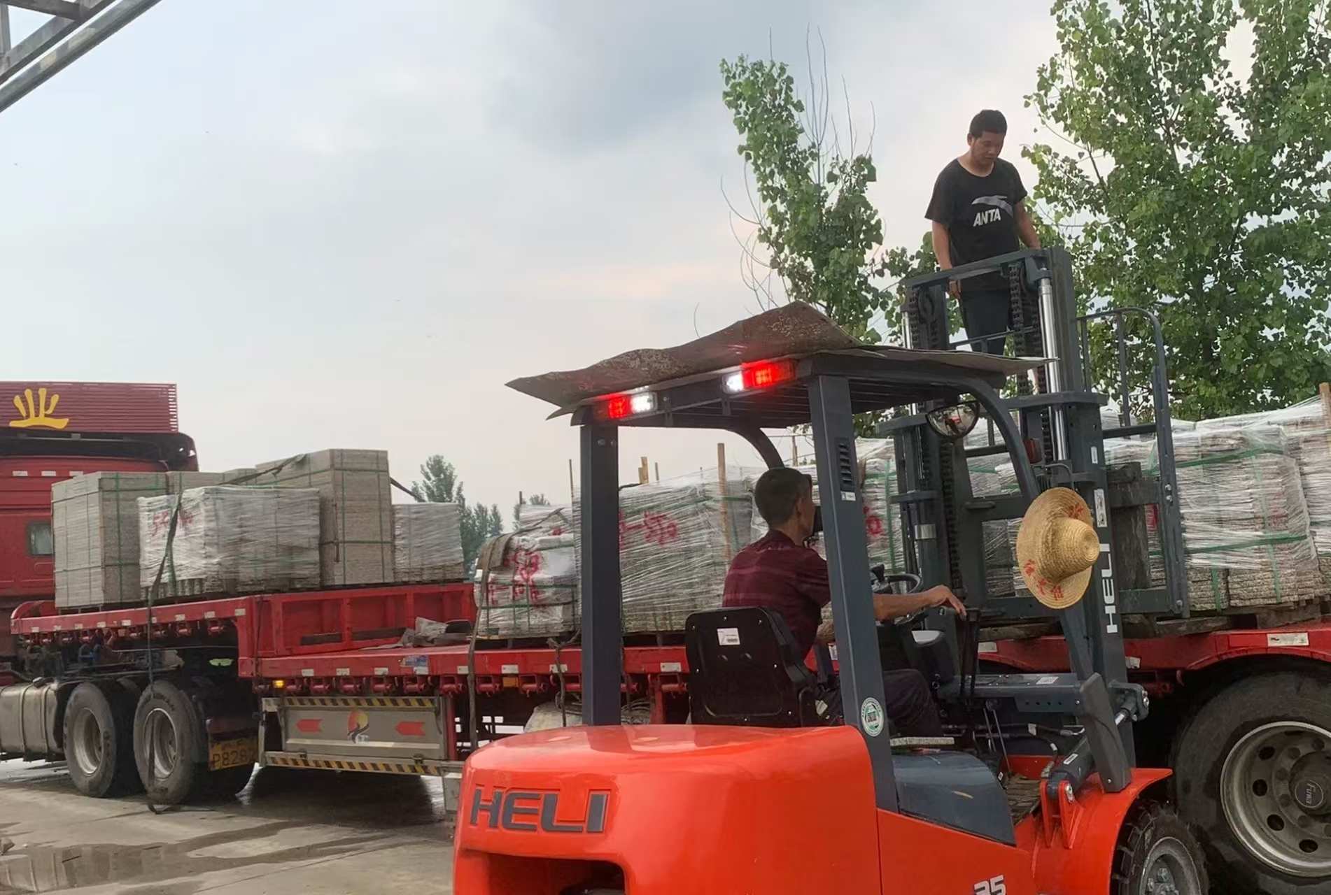 来宾 黄金麻冰裂纹，地铺石装车