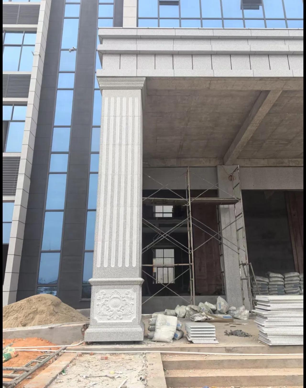 来宾 芝麻白光面花岗岩门楼大柱（罗马柱）配雕花底座