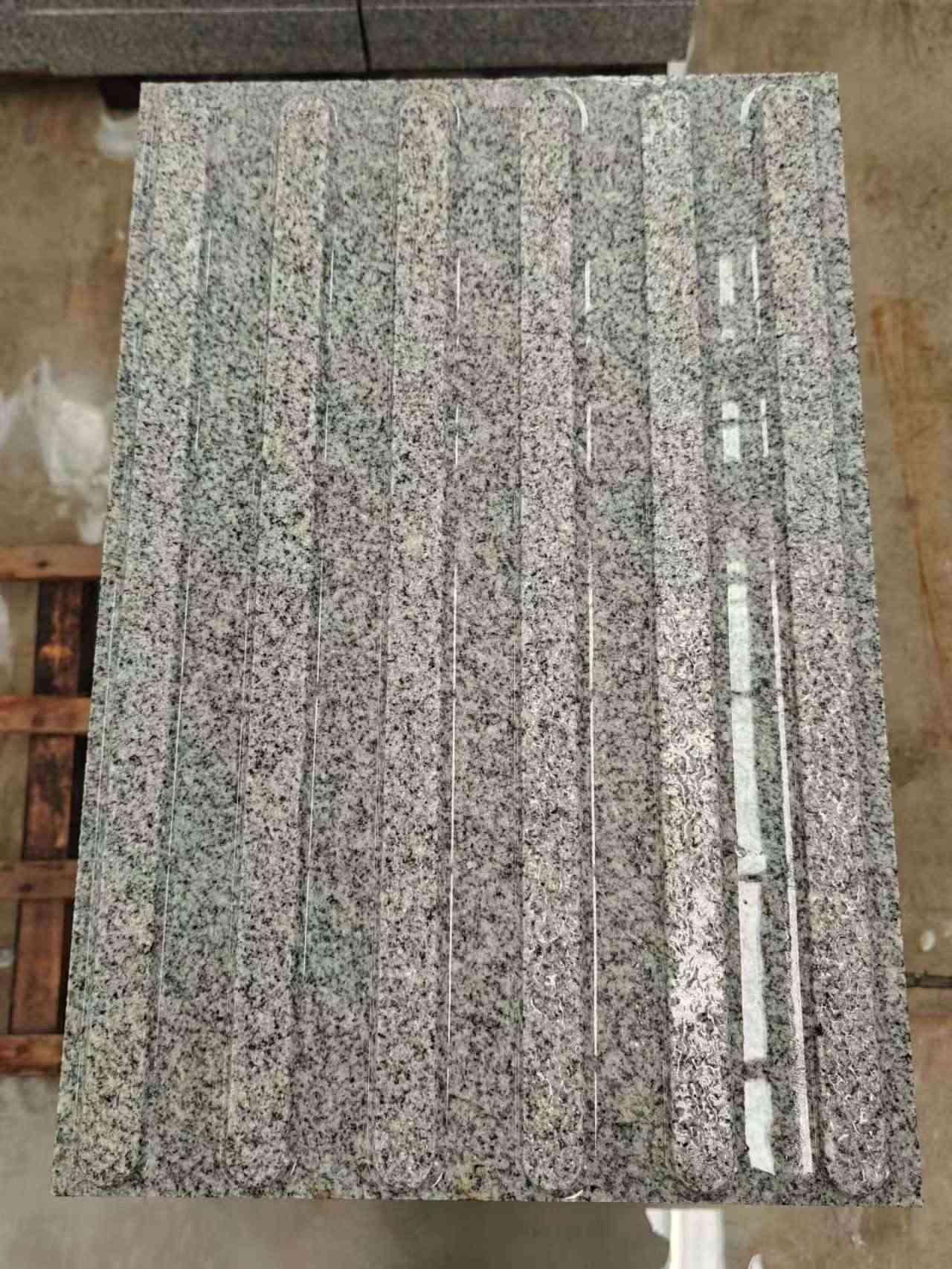 来宾 芝麻白花岗岩荔枝面雕刻盲道，盲条