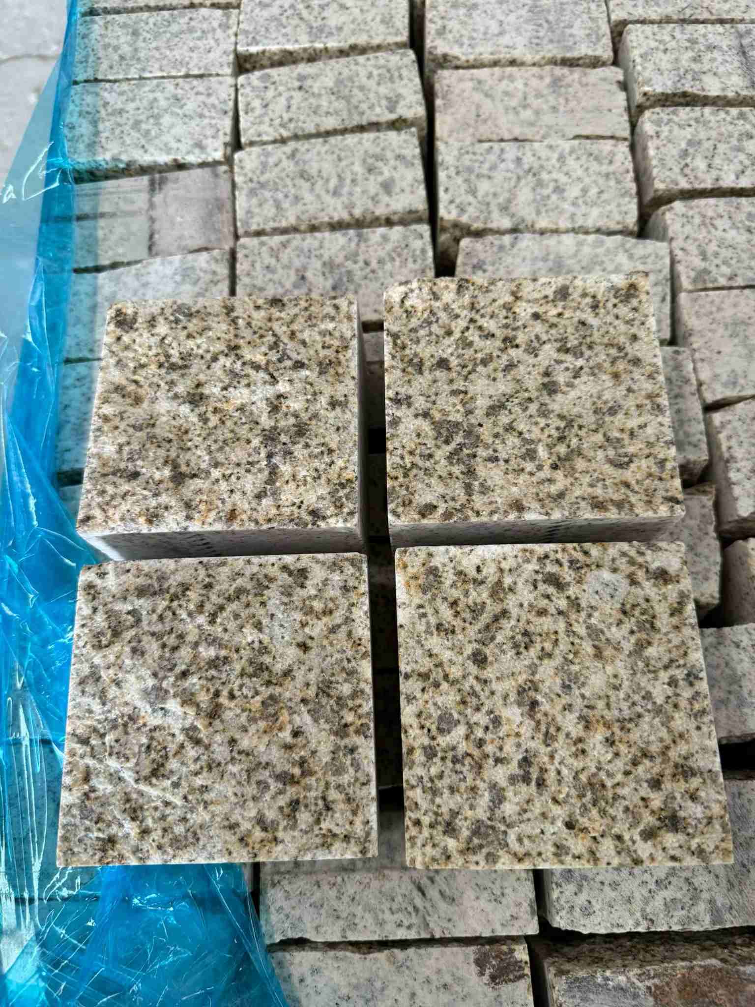 来宾 黄金麻花岗岩自然面小方块，弹石，马蹄石等