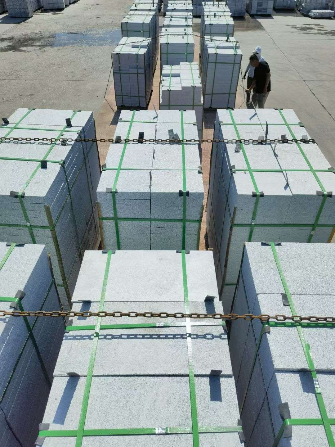 来宾 芝麻白花岗岩5公分地铺石 花岗岩厂家工厂装车日常