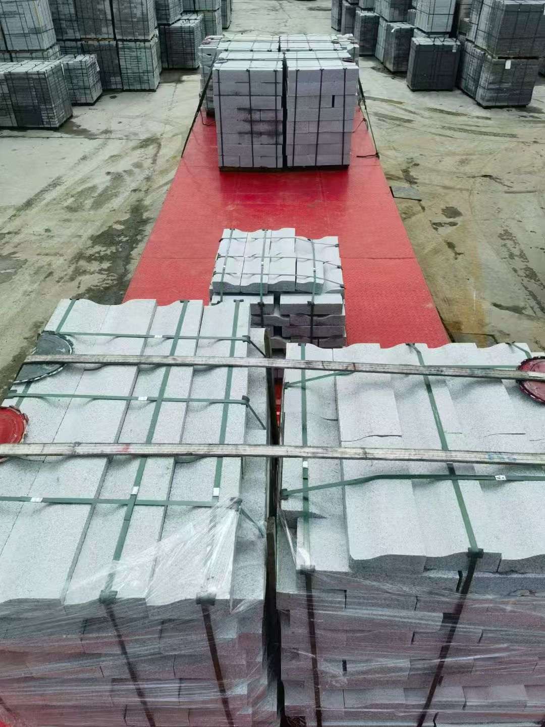 来宾 芝麻白仿形加直形路沿石出货日常