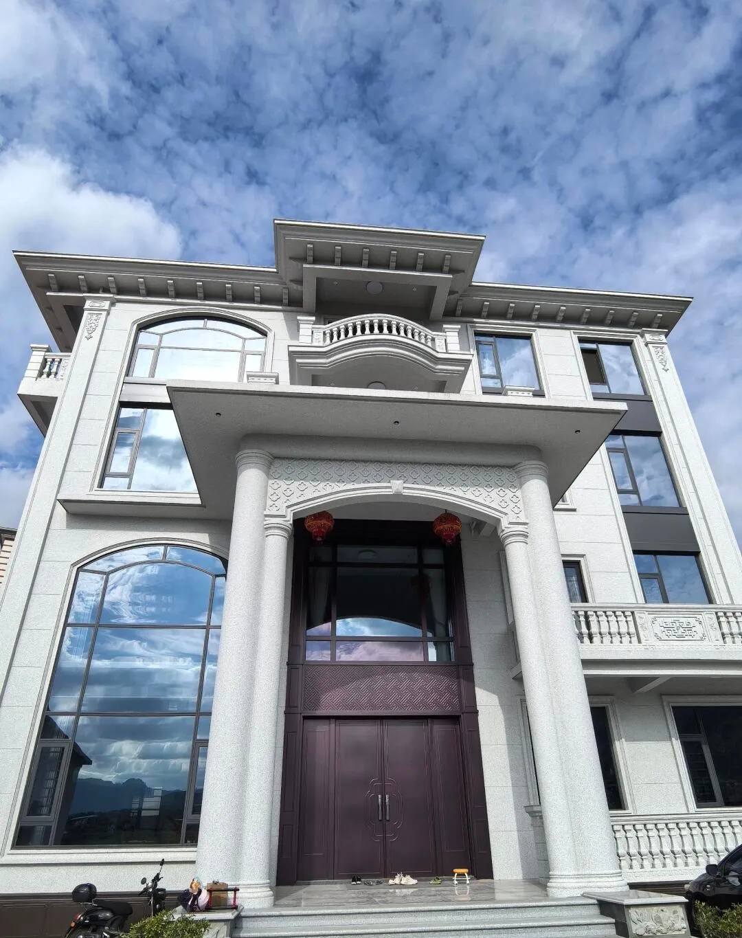 来宾白麻别墅外墙干挂石材效果示例