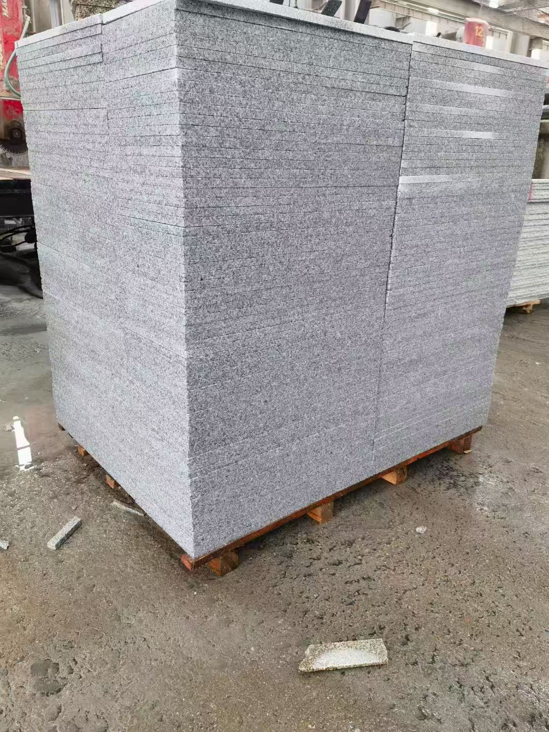 来宾 芝麻白火烧面1.8厚300*600地铺石，尺寸标准，厚薄均匀