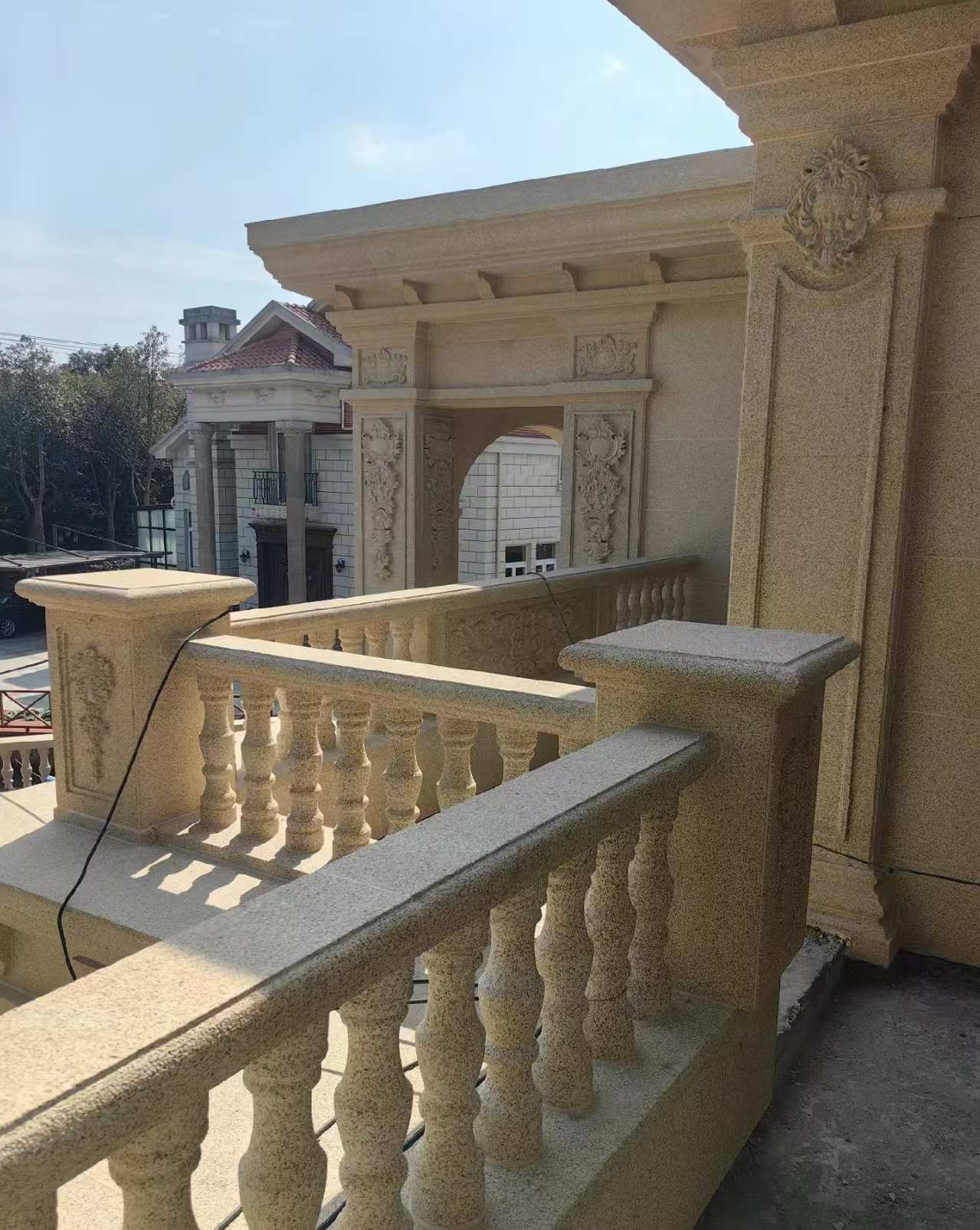 来宾 黄金麻别墅外墙干挂雕花配合阳台栏杆花瓶柱