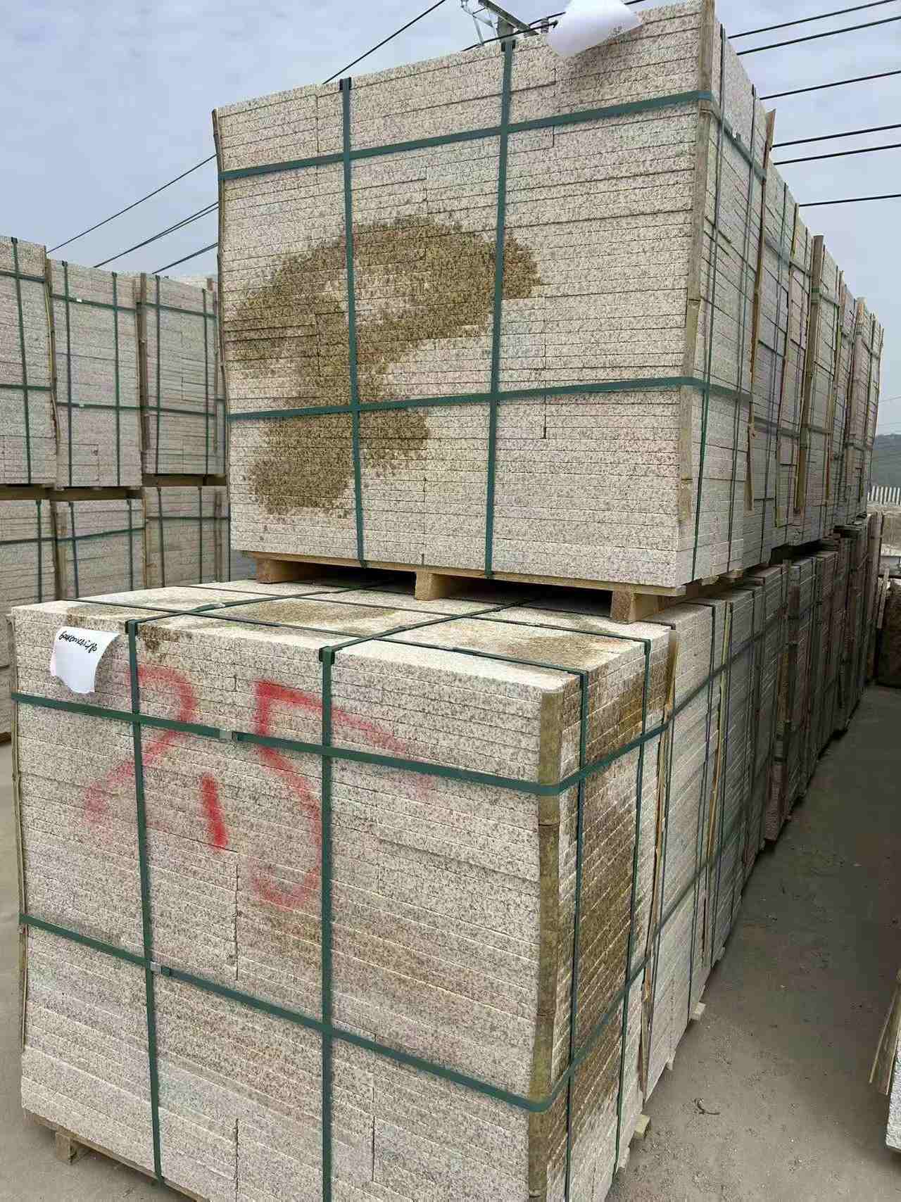 来宾 黄金麻花岗岩石材荔枝面地铺石2.5*300*600