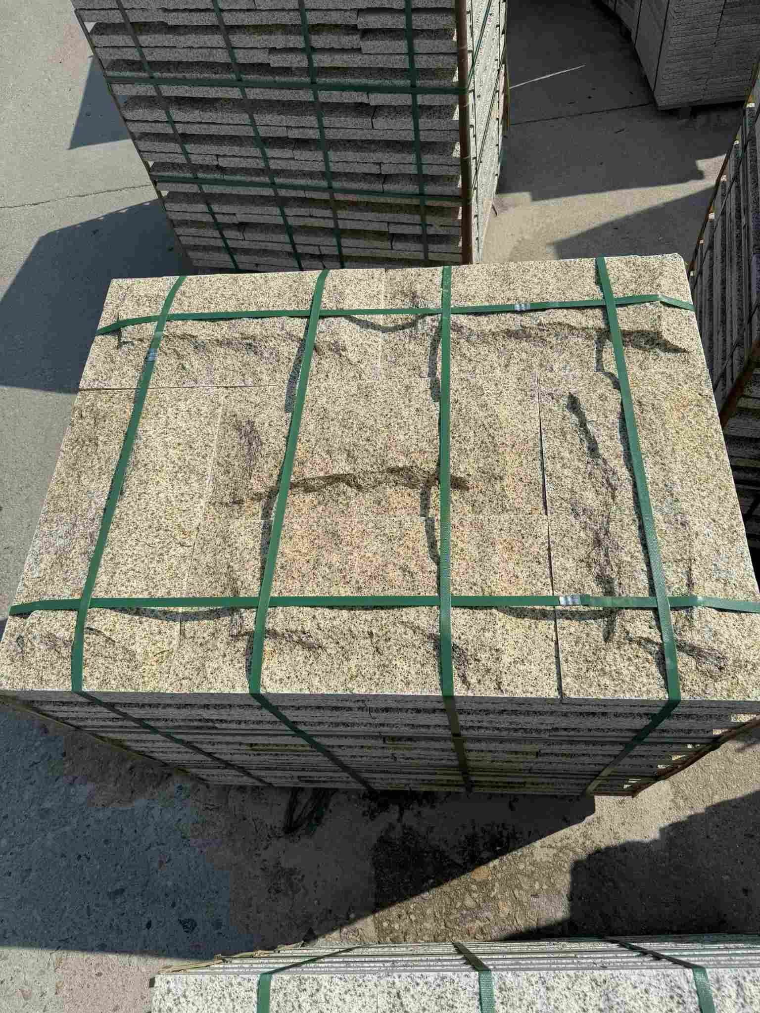 来宾 黄金麻花岗岩石材自然面蘑菇石成品