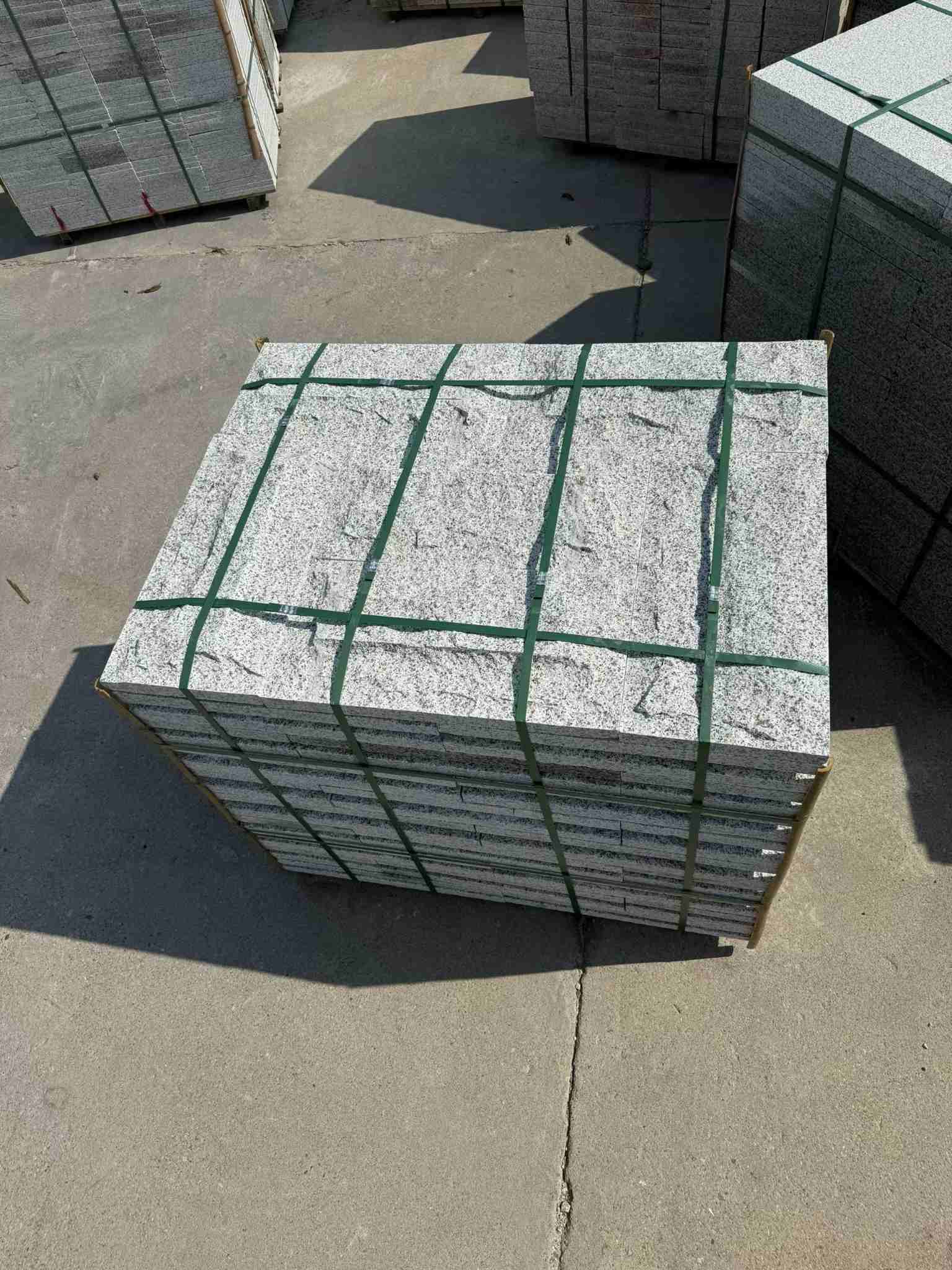 来宾 白麻花岗岩石材自然面蘑菇石成品