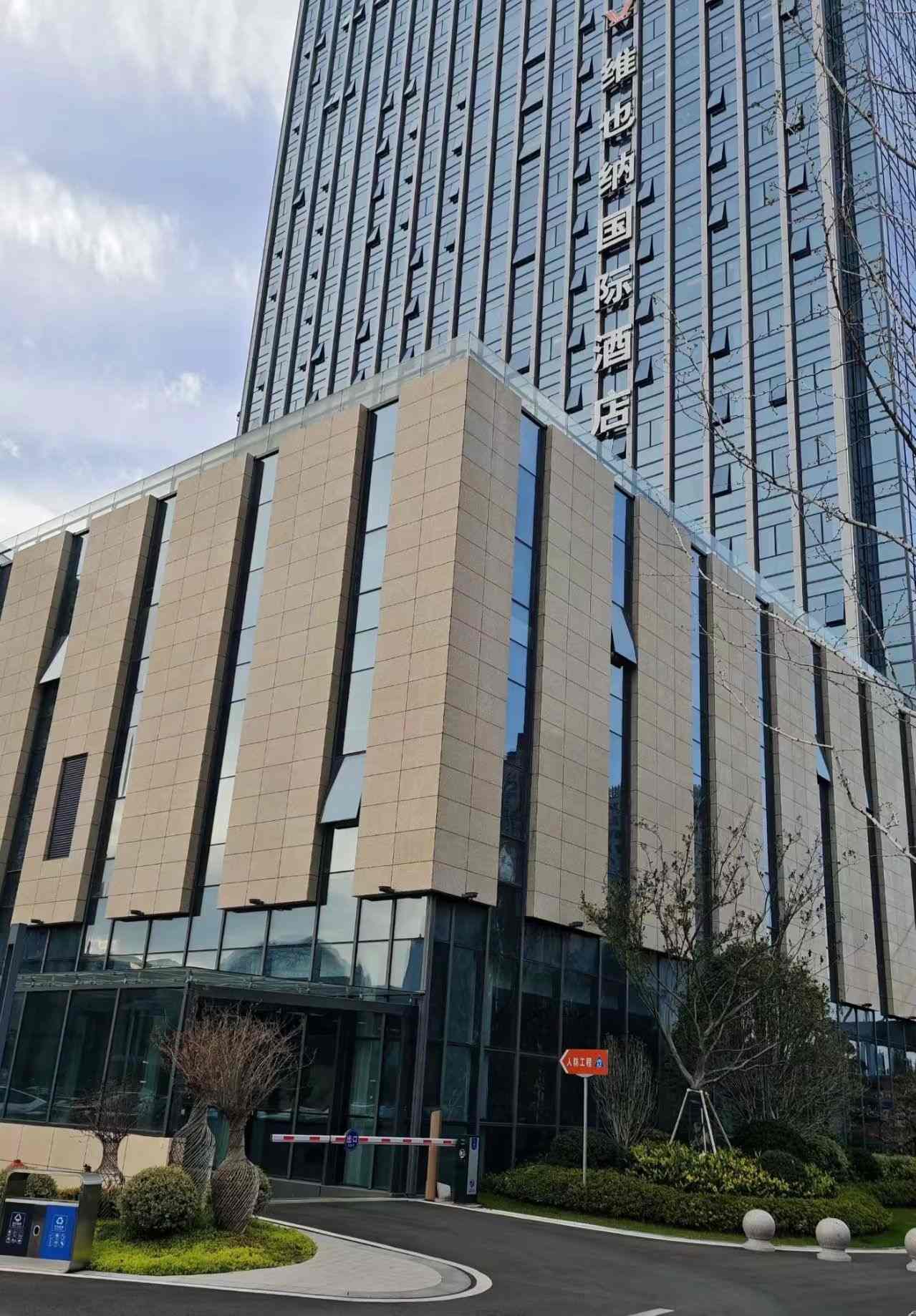 来宾 黄金麻花岗岩外墙干挂