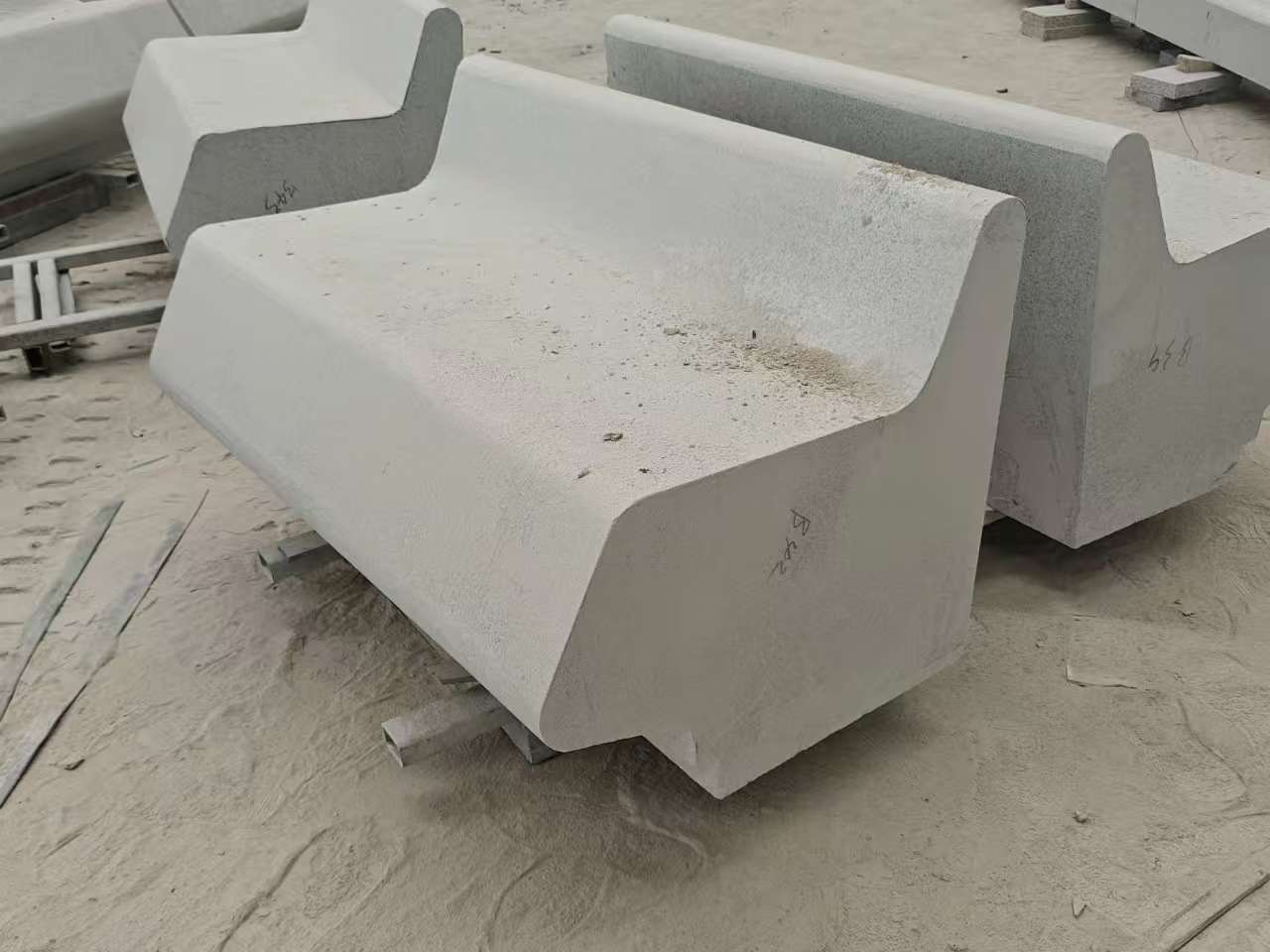 来宾 芝麻白花岗岩异形坐凳，石凳