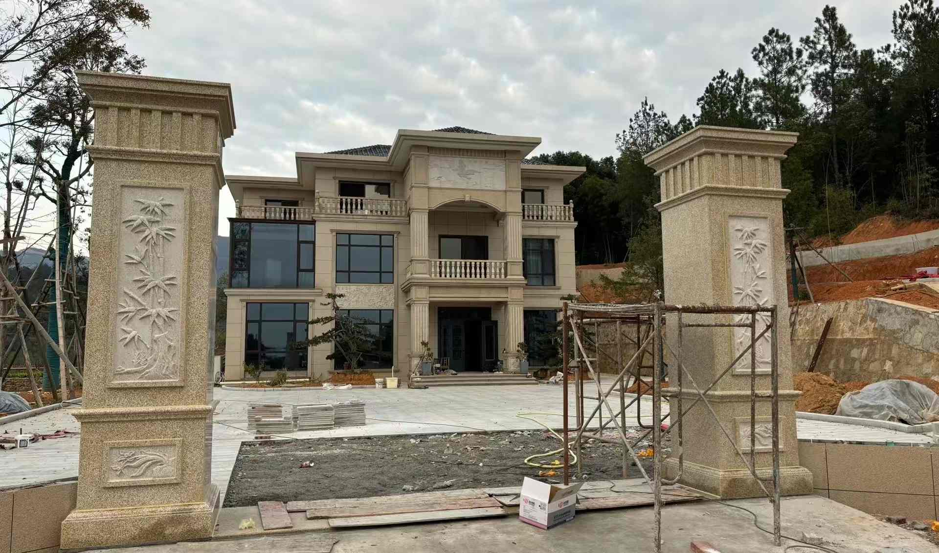 来宾 黄金麻花岗岩别墅雕花外墙干挂配上门口雕花罗马柱