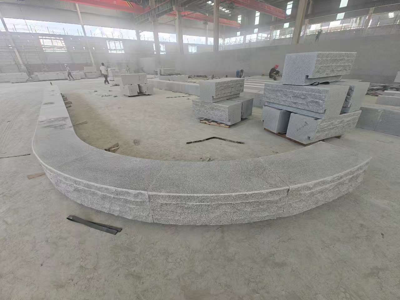 来宾 芝麻白异形坐凳，自然面光面弧形加工