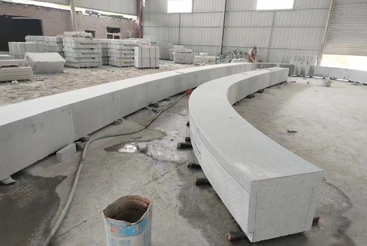 来宾芝麻白花岗岩石板材 园林光面弧形坐凳