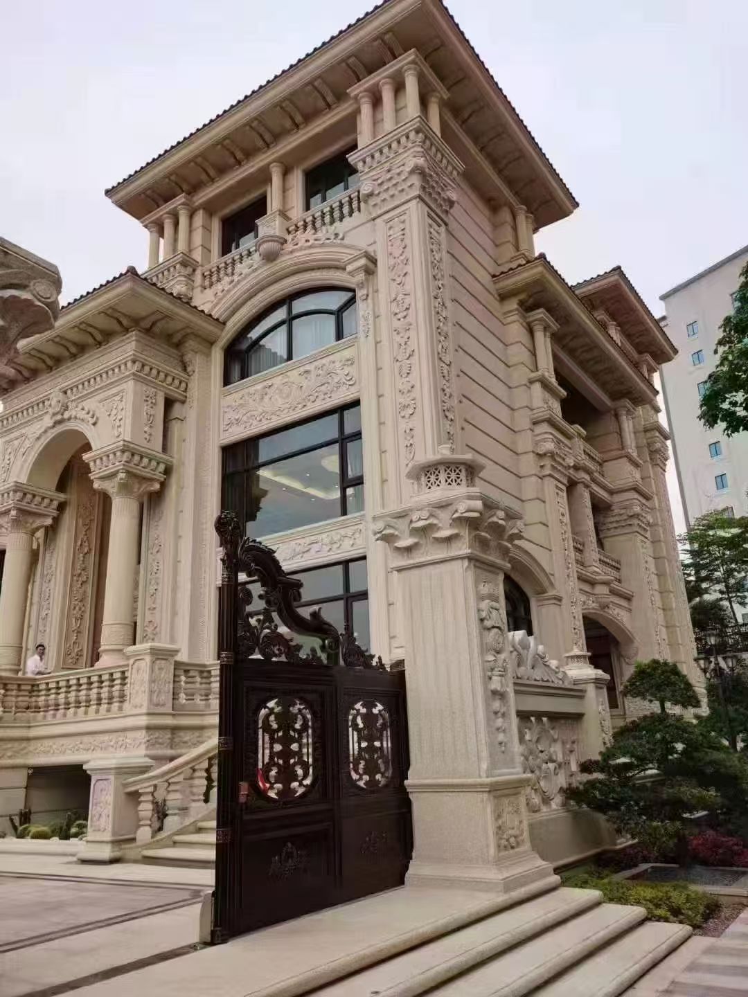 来宾 黄金麻花岗岩别墅外墙干挂效果展示