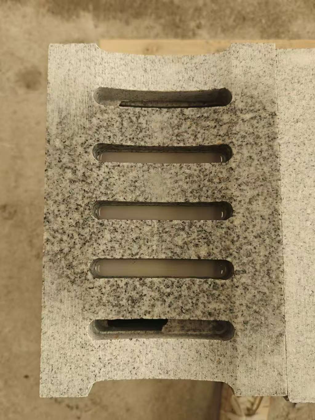 来宾 芝麻白拉丝面花岗岩U型开槽排水槽